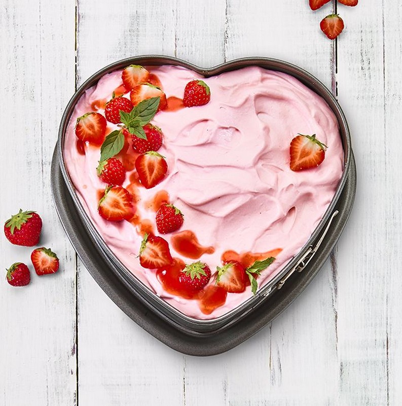 Tortiera antiaderente a forma di cuore con cerniera, include ricette